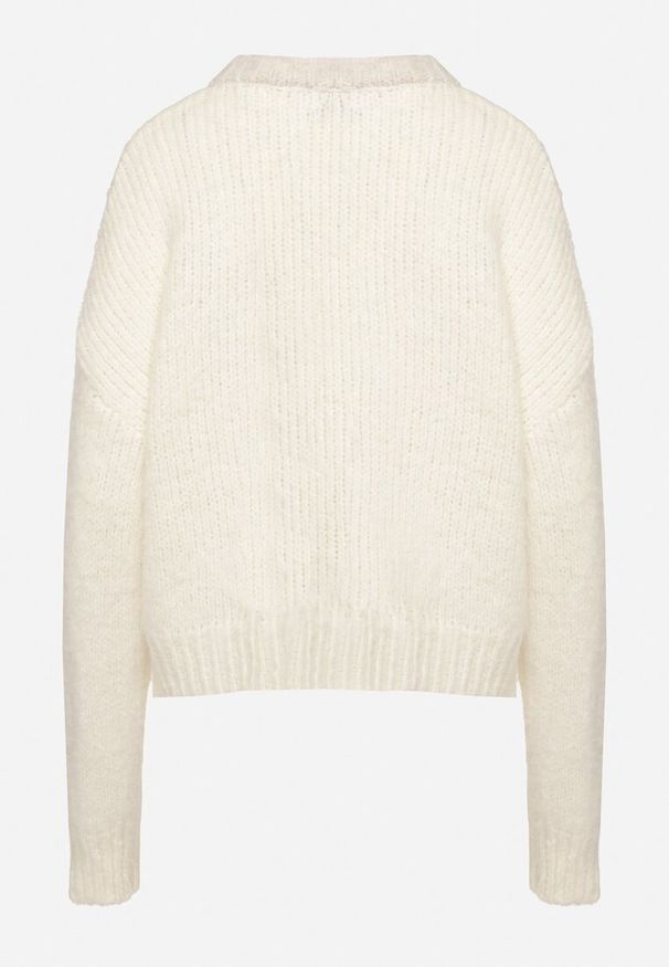 Born2be - Jasnobeżowy Krótki Sweter z Wełną i Głębokim Dekoltem w Serek Savalithia. Typ kołnierza: dekolt w serek. Kolor: beżowy. Materiał: wełna. Długość: krótkie. Sezon: zima