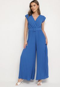 Born2be - Niebieski Kombinezon o Kopertowym Kroju z Plisami i Paskiem w Talii Salivania. Okazja: na wesele, na studniówkę, na imprezę, na ślub cywilny. Kolor: niebieski. Styl: elegancki, klasyczny #1
