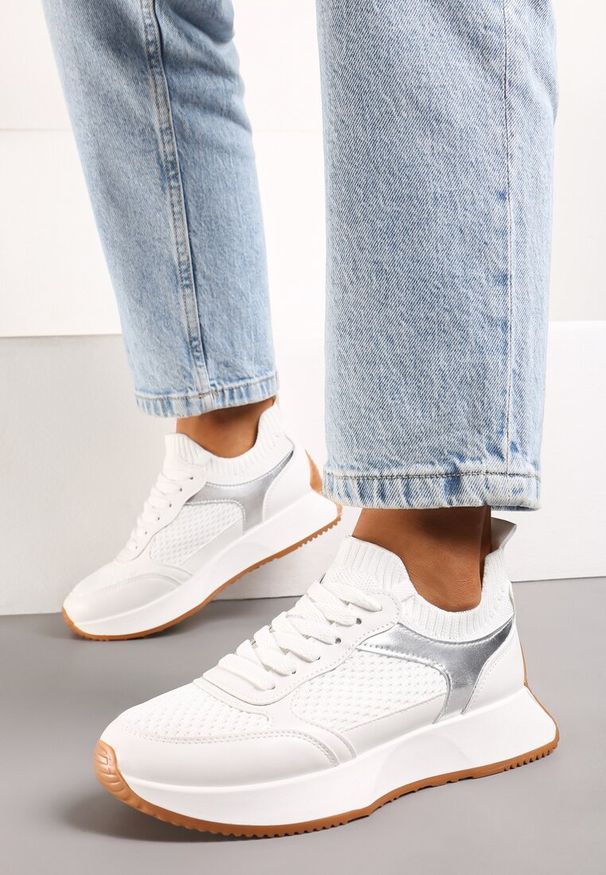 Renee - Białe Sneakersy ze Skarpetkową Cholewką Willowa. Okazja: na co dzień. Nosek buta: okrągły. Kolor: biały. Materiał: jeans, materiał. Szerokość cholewki: normalna. Wzór: gładki