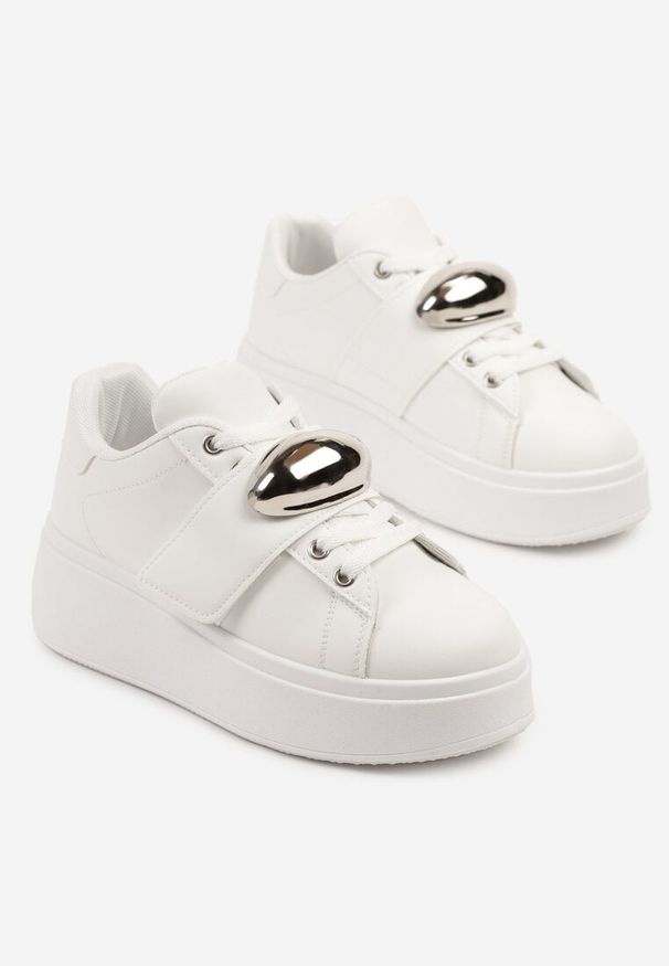 Born2be - Białe Sneakersy na Platformie z Metaliczną Ozdobą Weolinne. Okazja: na co dzień. Kolor: biały. Materiał: dresówka, skóra. Wzór: aplikacja. Obcas: na platformie