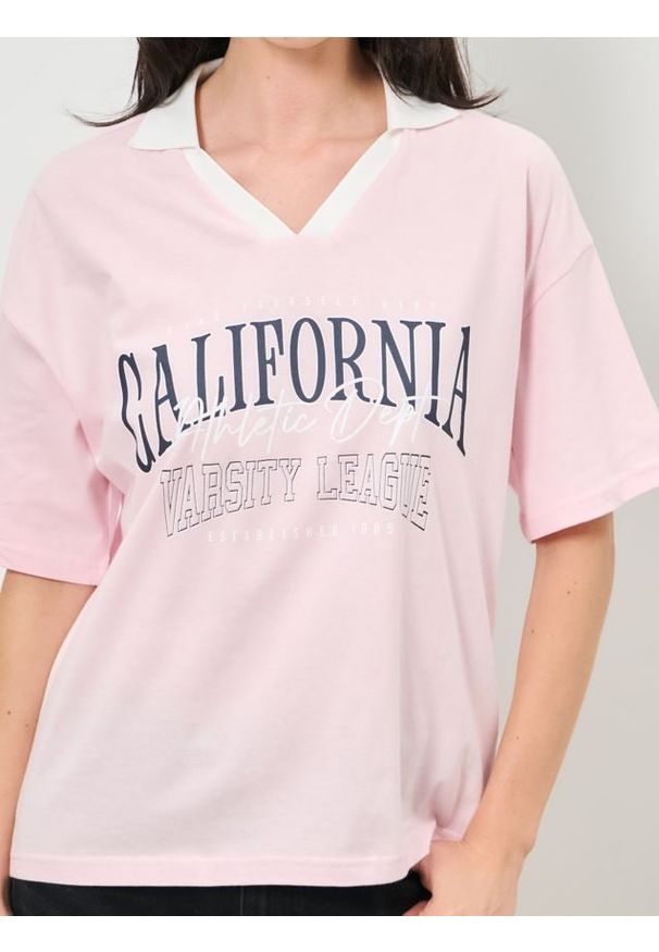 Sinsay - Bawełniana koszulka z napisem - różowy. Kolor: różowy. Materiał: bawełna. Wzór: napisy