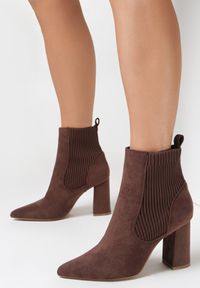 Born2be - Brązowe Botki Dacoilae. Nosek buta: otwarty. Kolor: brązowy. Materiał: materiał. Sezon: jesień, zima. Obcas: na obcasie. Styl: klasyczny. Wysokość obcasa: średni #1
