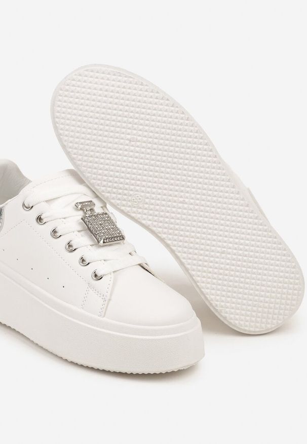 Renee - Biało-Srebrne Sneakersy na Platformie Ozdobione Cyrkoniami i Aplikacją 3D Daneria. Okazja: na co dzień. Nosek buta: okrągły. Zapięcie: sznurówki. Kolor: biały. Materiał: jeans, materiał. Wzór: aplikacja. Obcas: na platformie. Wysokość obcasa: niski