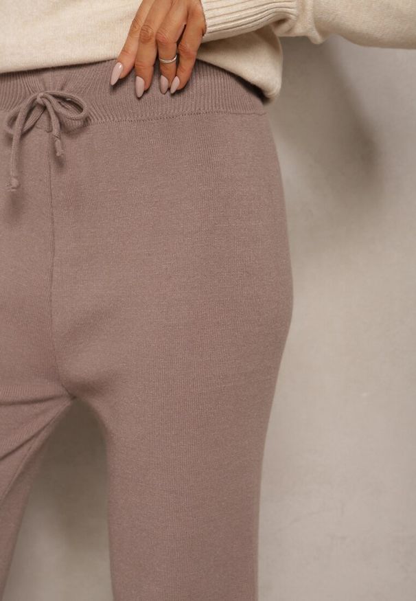 Renee - Ciemnoszare Spodnie o Szerokim Kroju High Waist z Cyrkoniami i Gumką w Pasie Loreitha. Okazja: na co dzień. Stan: podwyższony. Kolor: brązowy. Materiał: zamsz, satyna. Wzór: aplikacja. Styl: casual