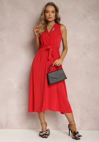 Renee - Czerwona Sukienka Nikora. Kolor: czerwony. Materiał: materiał, tkanina. Długość rękawa: bez rękawów. Wzór: jednolity, gładki. Typ sukienki: kopertowe. Styl: elegancki #4