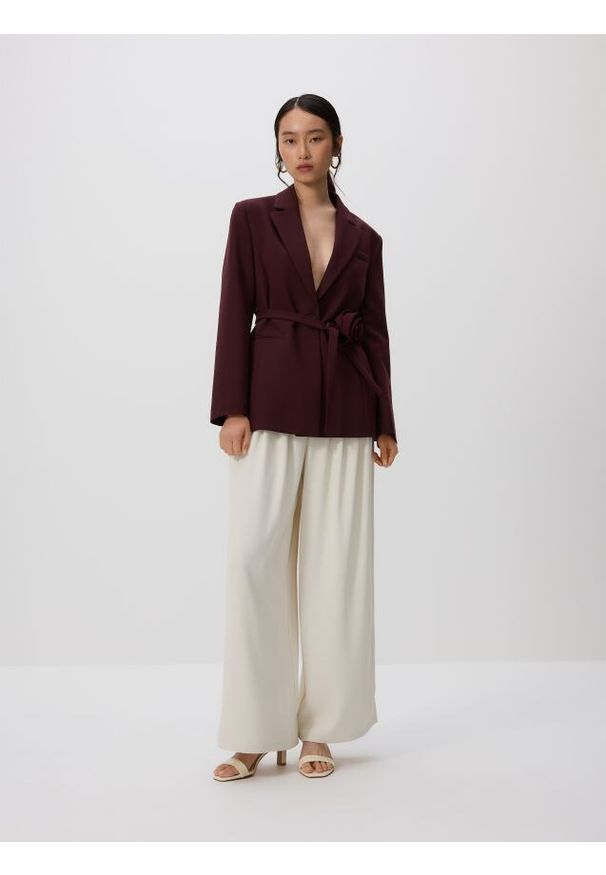 Reserved - Marynarka z ozdobną różą - burgundowy. Kolor: czerwony. Materiał: wiskoza, tkanina