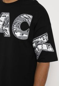 Born2be - Czarna Bawełniana Koszulka T-shirt z Ozdobnym Nadrukiem Sanestia. Okazja: na co dzień. Kolor: czarny. Materiał: bawełna. Wzór: nadruk. Styl: klasyczny, casual, elegancki