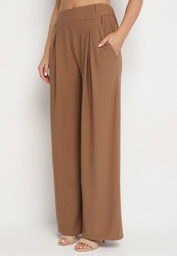 Born2be - Brązowy Komplet Bluzka z Zaznaczonymi Ramionami i Spodnie Szerokie na Gumce Divaires. Kolor: brązowy