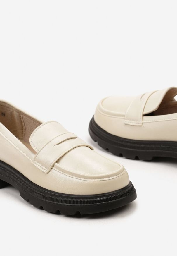 Born2be - Beżowe Mokasyny na Grubej Podeszwie z Minimalistycznym Paseczkiem Aiusawa. Okazja: na co dzień. Kolor: beżowy. Obcas: na obcasie. Styl: elegancki, casual. Wysokość obcasa: średni