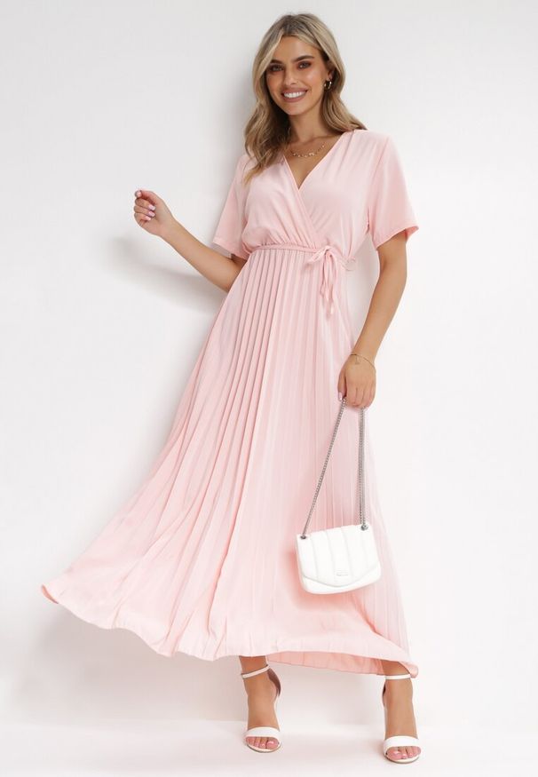 Born2be - Różowa Sukienka Plisowana Maxi z Wiązanym Paskiem Dianiza. Kolor: różowy. Materiał: materiał. Długość: maxi