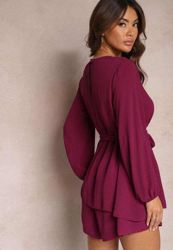 Renee - Fioletowa Rozkloszowana Sukienka Kombinezon z Kopertowym Dekoltem i Falbanką Vomitta. Okazja: na co dzień. Typ kołnierza: dekolt kopertowy. Kolor: fioletowy. Materiał: skóra. Typ sukienki: kopertowe. Styl: casual. Długość: midi