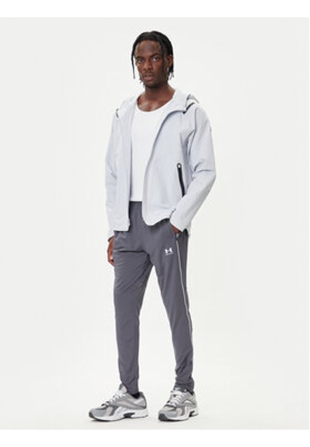 Under Armour Spodnie dresowe Challenger Training 6004044 Szary Slim Fit. Kolor: szary. Materiał: syntetyk, dresówka