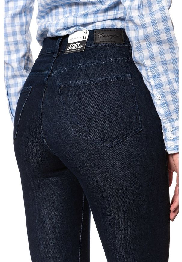 Wrangler - WRANGLER HIGH SKINNY BRUISED BLUE W27HHV32M 112128085. Okazja: na imprezę, do pracy, na co dzień, na uczelnię. Stan: podwyższony. Długość: długie. Wzór: aplikacja, kratka. Sezon: lato. Styl: klasyczny, wizytowy, casual