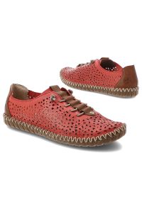 Półbuty damskie Rieker, cholewka ze skóry naturalnej licowej z ażurową perforacją fason na płaskiej podeszwie, czerwone, M2856-33. Kolor: czerwony. Materiał: skóra. Szerokość cholewki: normalna. Wzór: ażurowy. Obcas: na płaskiej podeszwie #7