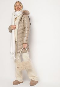 Born2be - Beżowa Długa Pikowana Kurtka z Odpinanym Futerkiem i Sznurkami Rinnarae. Okazja: na spacer, na co dzień. Typ kołnierza: kaptur. Kolor: beżowy. Materiał: futro. Długość: długie. Styl: casual, elegancki #7