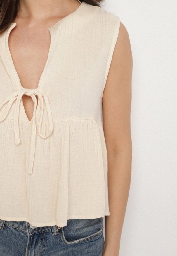 Born2be - Beżowa Bawełniana Bluzka Top z Wiązaniem z Przodu i Lekką Falbanką Furena. Okazja: na imprezę, na co dzień. Typ kołnierza: kołnierz z falbankami. Kolor: beżowy. Materiał: bawełna. Wzór: aplikacja. Styl: casual, klasyczny, elegancki