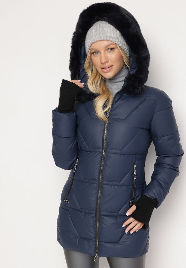 Born2be - Granatowa Pikowana Kurtka Zimowa z Szerokim Futrzanym Kołnierzem Elloriel. Okazja: na co dzień. Kolor: niebieski. Materiał: futro. Sezon: zima. Styl: casual, elegancki