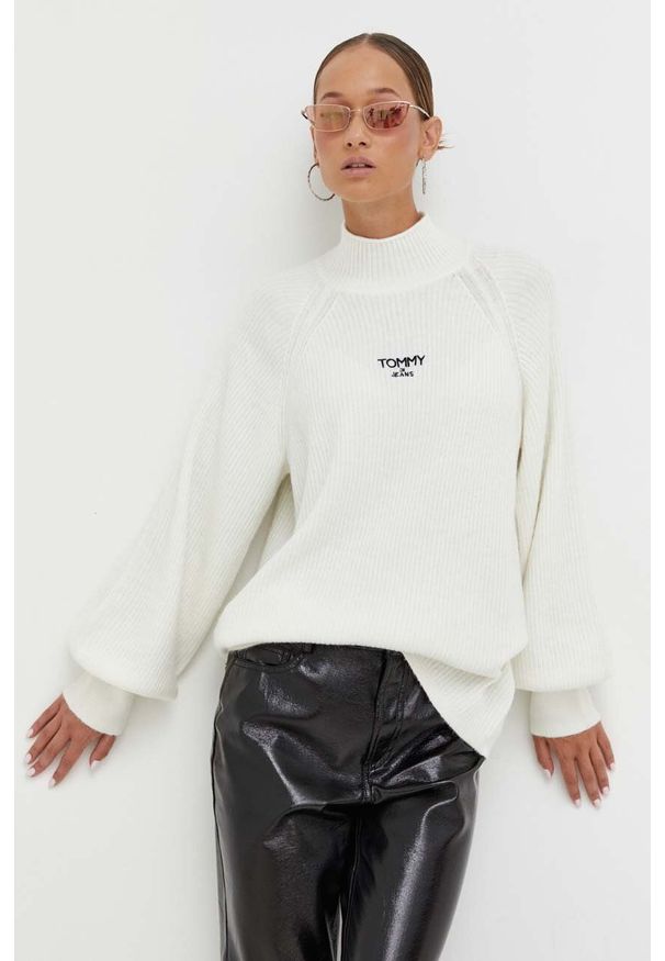 Tommy Jeans sweter damski kolor beżowy z półgolfem. Kolor: beżowy. Materiał: poliester, dzianina. Długość rękawa: raglanowy rękaw