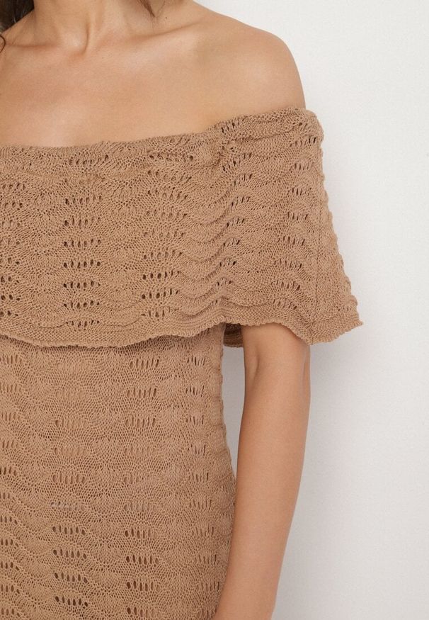 Born2be - Ciemnobeżowa Ażurowa Sukienka o Fasonie Hiszpanki z Wywijanym Dekoltem Filiorra. Okazja: na co dzień. Typ kołnierza: dekolt hiszpanka. Kolor: beżowy. Materiał: jeans. Wzór: ażurowy. Styl: casual