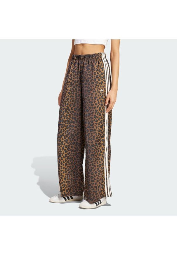 Adidas - adidas Spodnie dresowe Satin KA2666 Brązowy Wide Leg. Kolor: brązowy. Materiał: syntetyk
