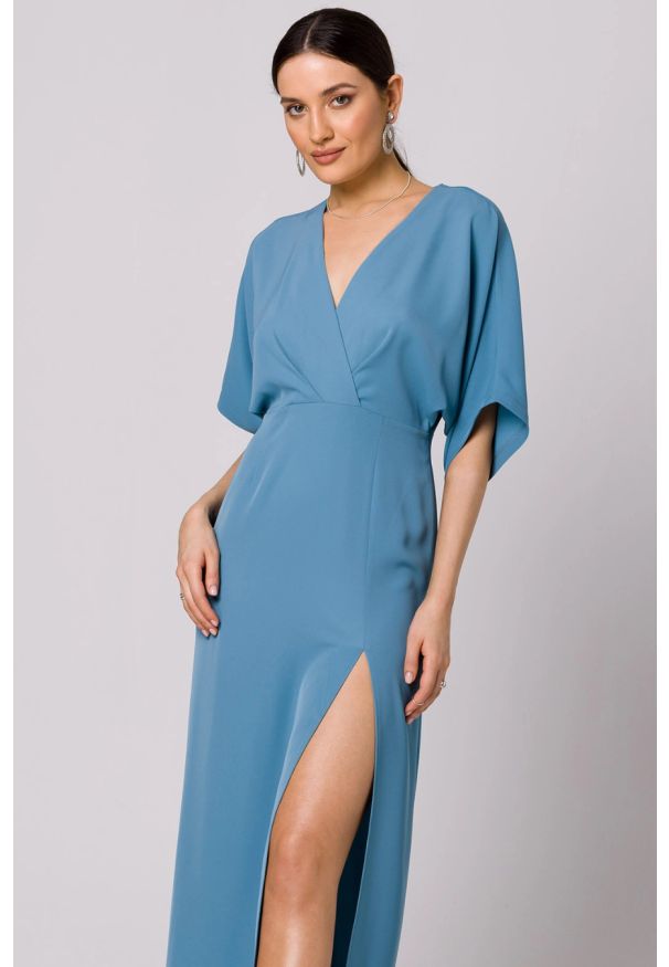 Makover - Długa sukienka z dekoltem V i rozcięciem kimonowa niebieska. Okazja: na ślub cywilny, na wesele, na imprezę. Kolor: niebieski. Typ sukienki: ołówkowe. Styl: wizytowy. Długość: maxi
