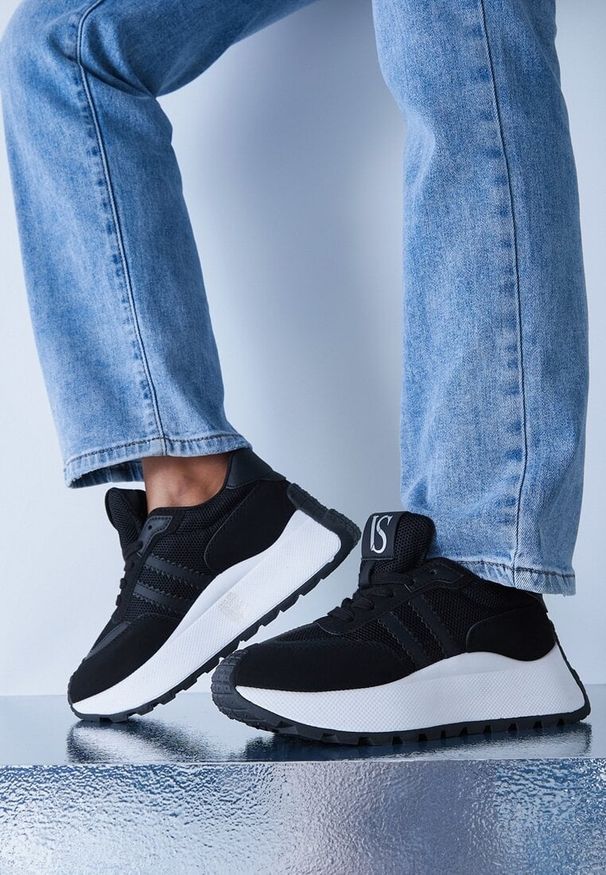 Renee - Czarne Sznurowane Sneakersy Vices na Platformie z Ozdobnymi Paskami Seliniel. Nosek buta: okrągły. Zapięcie: pasek. Kolor: czarny. Materiał: jeans. Wzór: paski. Obcas: na platformie