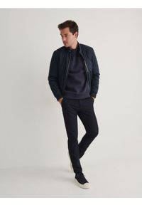 Reserved - Spodnie slim fit - granatowy. Kolor: niebieski. Materiał: bawełna, tkanina. Wzór: gładki #1