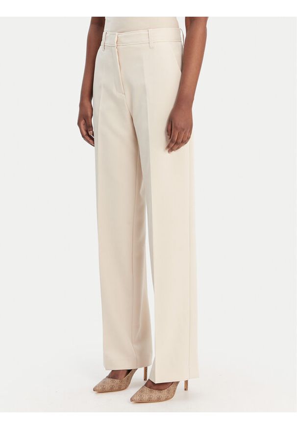Guess Spodnie materiałowe W6RB02 WH9Y2 Beżowy Regular Fit. Kolor: beżowy. Materiał: syntetyk