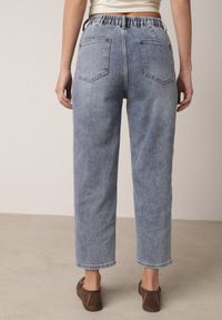 Born2be - Niebieskie Jeansy z Bawełną o Kroju Mom Fit z Wysokim Stanem Kallis. Okazja: na co dzień. Stan: podwyższony. Kolor: niebieski. Wzór: prążki. Styl: casual, klasyczny #2