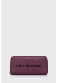 Calvin Klein Jeans portfel damski kolor fioletowy. Kolor: fioletowy