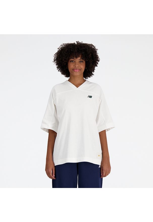 Koszulka damska New Balance WT41512SST – biała. Kolor: biały. Materiał: bawełna, dresówka. Wzór: aplikacja