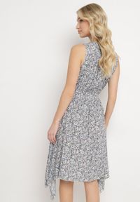 Born2be - Granatowo-Beżowa Sukienka z Elastycznej Bawełny z Asymetrycznym Dołem i Gumką w Pasie Penelorea. Okazja: na spacer, na co dzień. Typ kołnierza: dekolt w kształcie V. Kolor: niebieski. Materiał: bawełna. Typ sukienki: asymetryczne. Styl: elegancki, casual #6