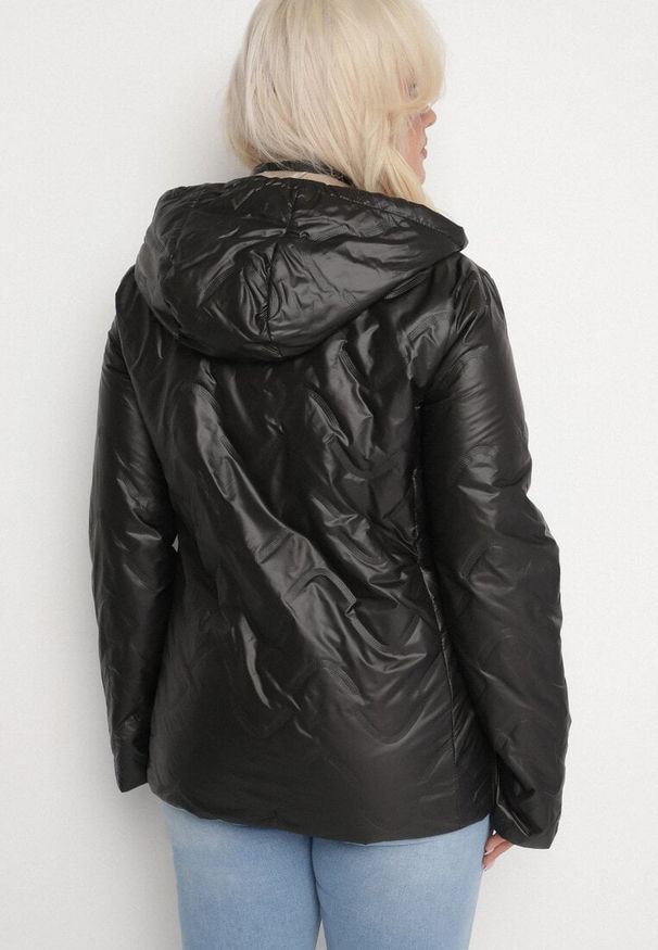 Born2be - Czarna Kurtka Pikowana z Odpinanym Kapturem Marinos. Kolekcja: plus size. Kolor: czarny. Styl: elegancki