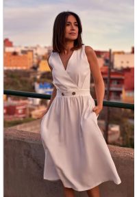 Sukienki.shop - Sukienka rozkloszowana z dekoltem V i zaznaczoną talią lato. Materiał: materiał. Sezon: lato #2