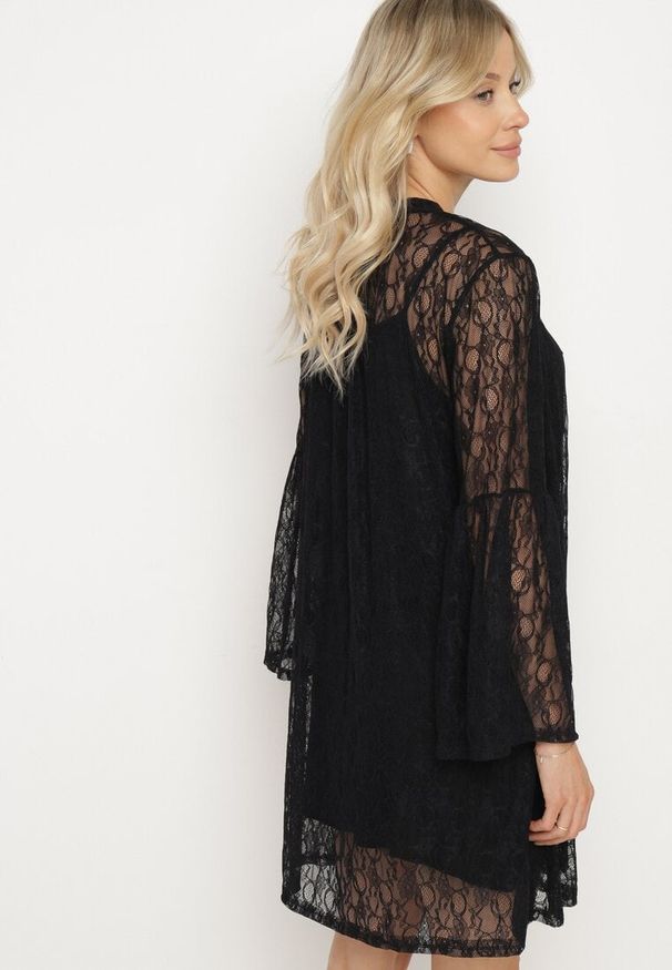 Born2be - Czarna Koronkowa Sukienka o Pudełkowym Kroju z Rozszerzanymi Rękawami i Halką Vertilae. Okazja: na imprezę. Kolor: czarny. Materiał: koronka. Długość rękawa: na ramiączkach. Wzór: koronka. Styl: elegancki