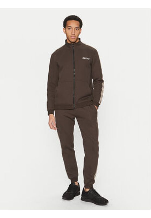 Guess Spodnie dresowe Z2YB09 KB3P2 Brązowy Regular Fit. Kolor: brązowy. Materiał: bawełna, syntetyk