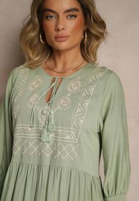 Renee - Ciemnozielona Sukienka z Wiskozy Ozdobiona Haftem Galionetia. Okazja: na co dzień. Kolor: zielony. Materiał: wiskoza. Wzór: aplikacja, haft. Styl: casual #4