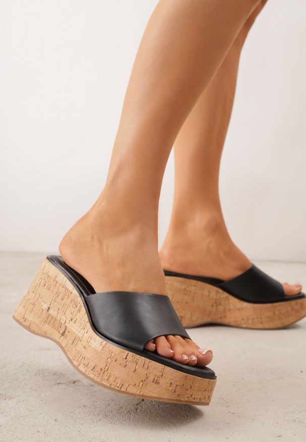 Renee - Czarne Klapki z Kwadratowym Noskiem VICES na Koturnie z Fakturą Korka Kahliliana. Kolor: czarny. Wzór: haft. Sezon: lato. Obcas: na koturnie. Styl: boho, wakacyjny, elegancki