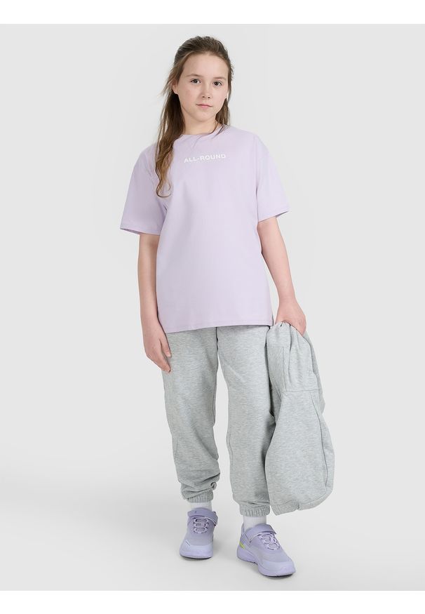 4f - 4F T-shirt oversize z nadrukiem dziewczęcy - fioletowy 146 (10-11 lat). Okazja: na co dzień. Kolor: fioletowy. Materiał: jersey, bawełna. Długość rękawa: krótki rękaw. Długość: krótkie. Wzór: nadruk. Sezon: lato. Styl: casual, klasyczny, sportowy