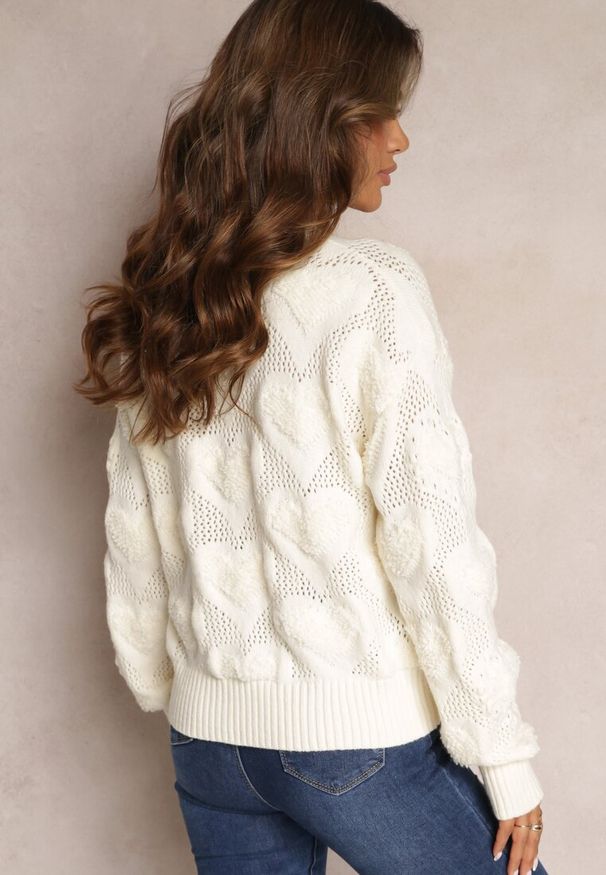 Renee - Jasnobeżowy Klasyczny Sweter ze Splotem w Serca i Ściągaczami Miadove. Kolor: beżowy. Wzór: ze splotem. Sezon: zima. Styl: klasyczny