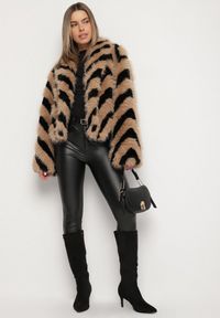 Born2be - Brązowo-Czarna Kurtka Typu Futerko w Paski Alinsse. Okazja: na studniówkę. Kolor: brązowy. Materiał: futro. Wzór: paski #7