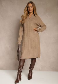 Renee - Beżowa Sweterkowa Sukienka z Bawełną i Wełną Ozdobiona Suwakiem Reinda. Okazja: na imprezę, na co dzień. Kolor: beżowy. Materiał: wełna, bawełna. Wzór: aplikacja. Typ sukienki: oversize, proste. Styl: casual. Długość: midi #2