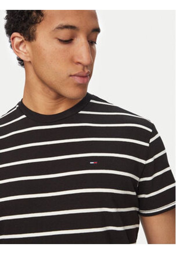 Tommy Jeans T-Shirt DM0DM22544 Czarny Regular Fit. Kolor: czarny. Materiał: bawełna