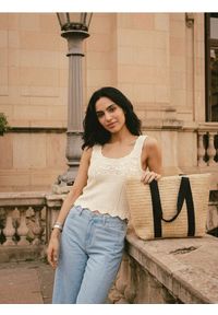 Sinsay - Swetrowa ażurowa bluzka na ramiączkach - kremowy. Kolor: kremowy. Długość rękawa: na ramiączkach. Wzór: ażurowy #1