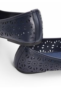 bonprix - Baleriny w wygodnej tęgości. Kolor: niebieski. Wzór: ażurowy #3