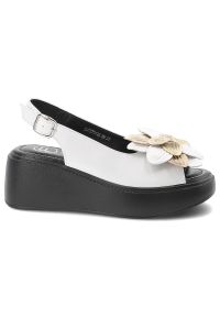 Sandały damskie Filippo, cholewka ze skóry naturalnej ozdobna aplikacja kwiatowa grubsza platformowa podeszwa, białe, DS7578/26. Kolor: biały. Materiał: skóra. Wzór: aplikacja, kwiaty #2