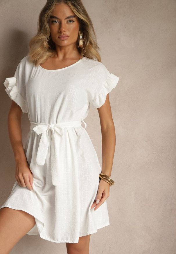 Renee - Biała Sukienka z Paskiem i Falbankami przy Rękawach Folunelle. Okazja: na co dzień. Typ kołnierza: kołnierz z falbankami. Kolor: biały. Styl: klasyczny, elegancki, casual