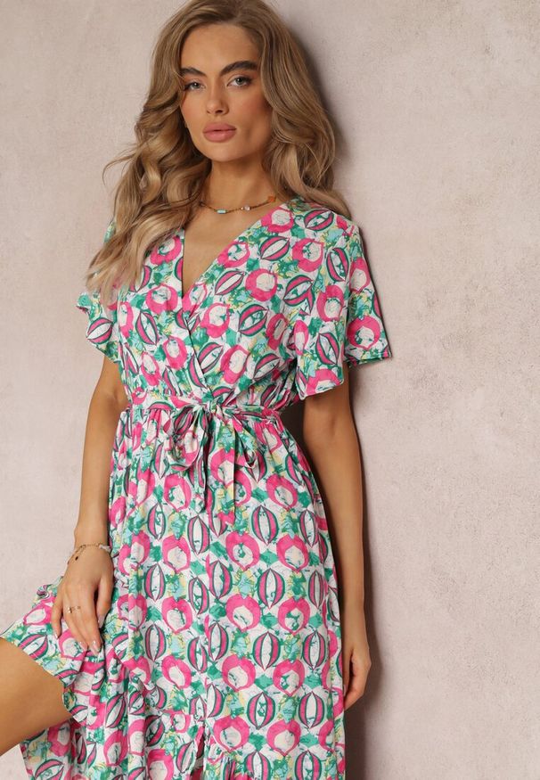 Renee - Różowa Sukienka z Wiskozy i Kopertowym Dekoltem w Fantazyjny Print Abai. Kolor: różowy. Materiał: wiskoza. Wzór: nadruk. Sezon: lato. Typ sukienki: kopertowe
