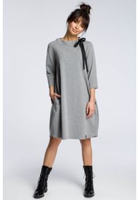 BeWear - Sukienka sportowa typu bombka oversize z kieszeniami i wiązaniem szara. Okazja: na co dzień. Kolor: szary. Typ sukienki: sportowe, oversize, bombki. Styl: sportowy
