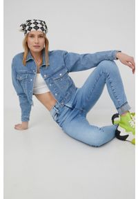 Tommy Jeans kurtka jeansowa BF8032 damska przejściowa oversize. Kolor: niebieski. Materiał: włókno